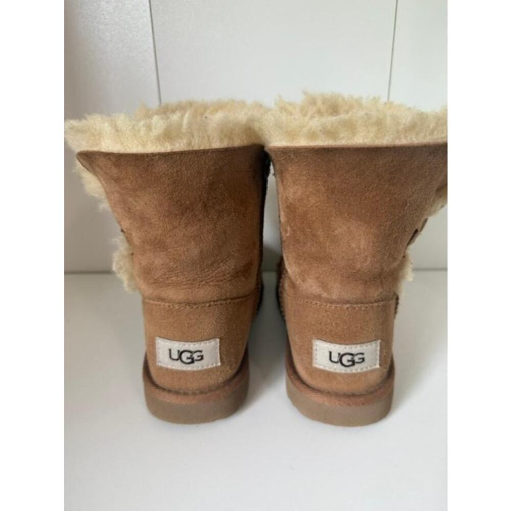 UGG Classic Bailey Button II Suede Boots Chestnut Size 1 Kids